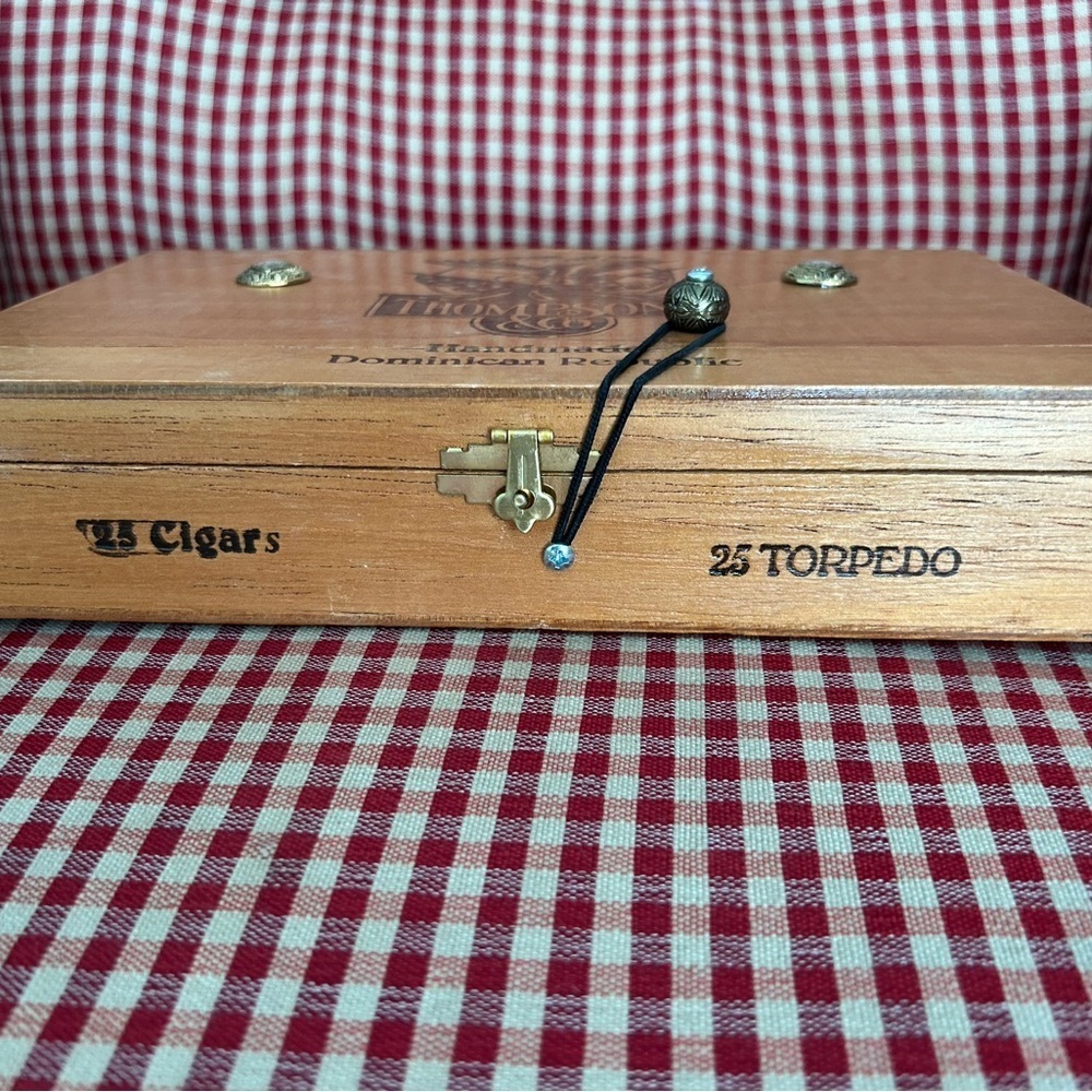 🎀 Vintage Wizard of Oz Cigar Box Purse – Dorothy & Glinda Beaded Handle - Picture 4 of 5